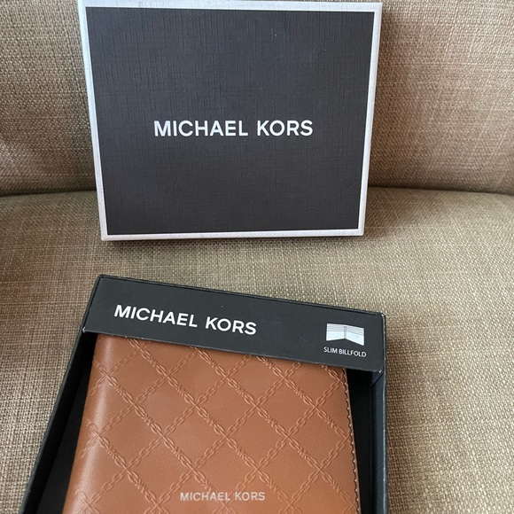 Authentic Michael kor wallet - Picture 4 of 5